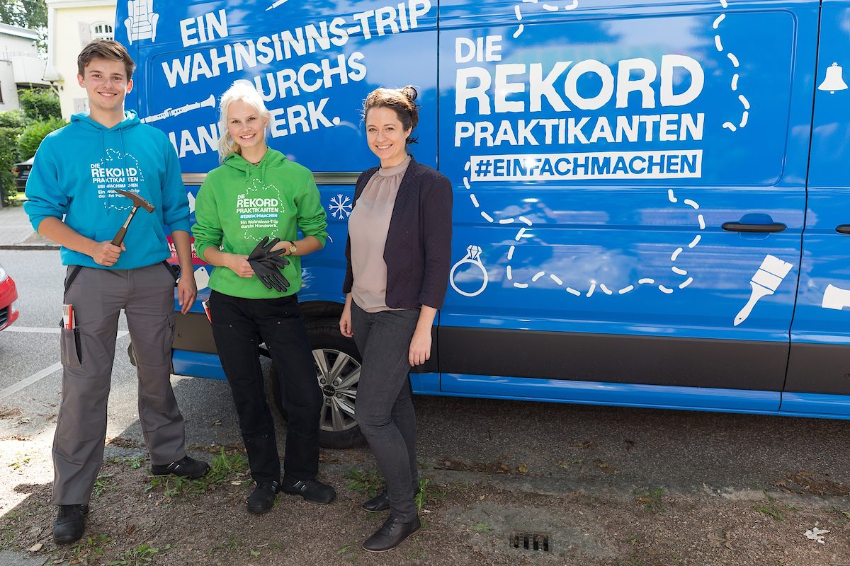 Die Rekordpraktikanten Marvin und Charly mit Miriam Melanie Kähler vom ZDH (v.l.n.r.)