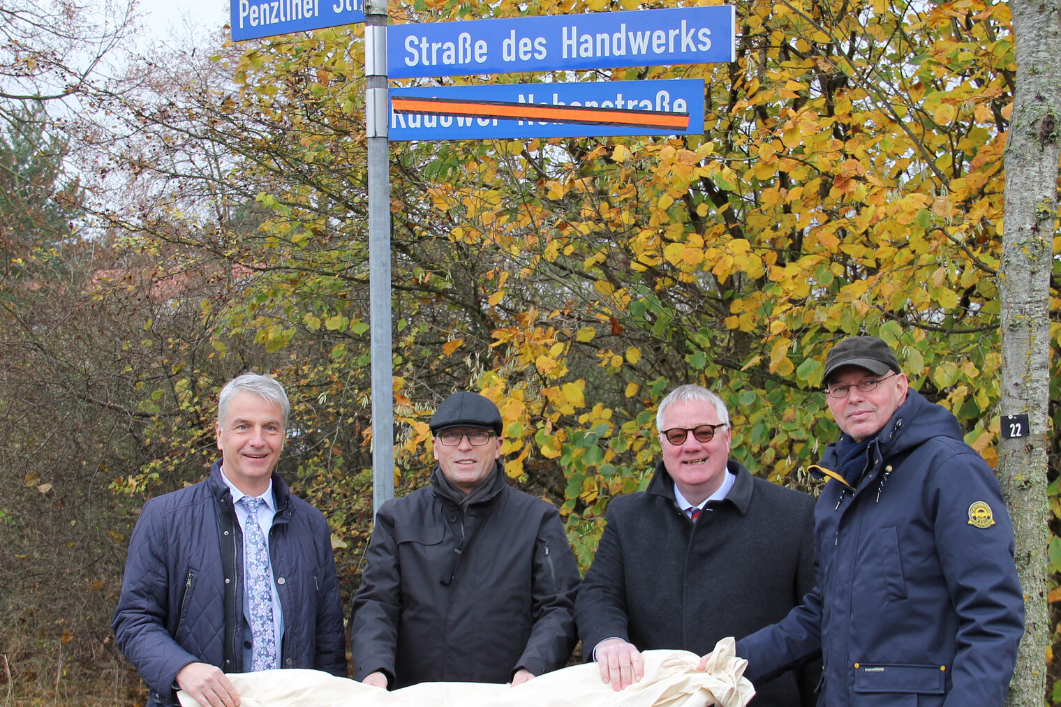 von links: Jens-Uwe Hopf (Hauptgeschäftsführer HWK OM-V), Andreas Grund (Bürgermeister Neustrelitz), Axel Hochschild (Präsident HWK OM-V), Karsten Rohde (Dezernent für Stadtentwicklung und Bau)