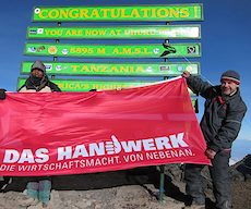 Musikinstrumentenbaumeister Michael Münkwitz (rechts) mit Guide Goodluck Charles auf dem Gipfel Uhuru Peak dem höchsten Bergmassiv Afrikas