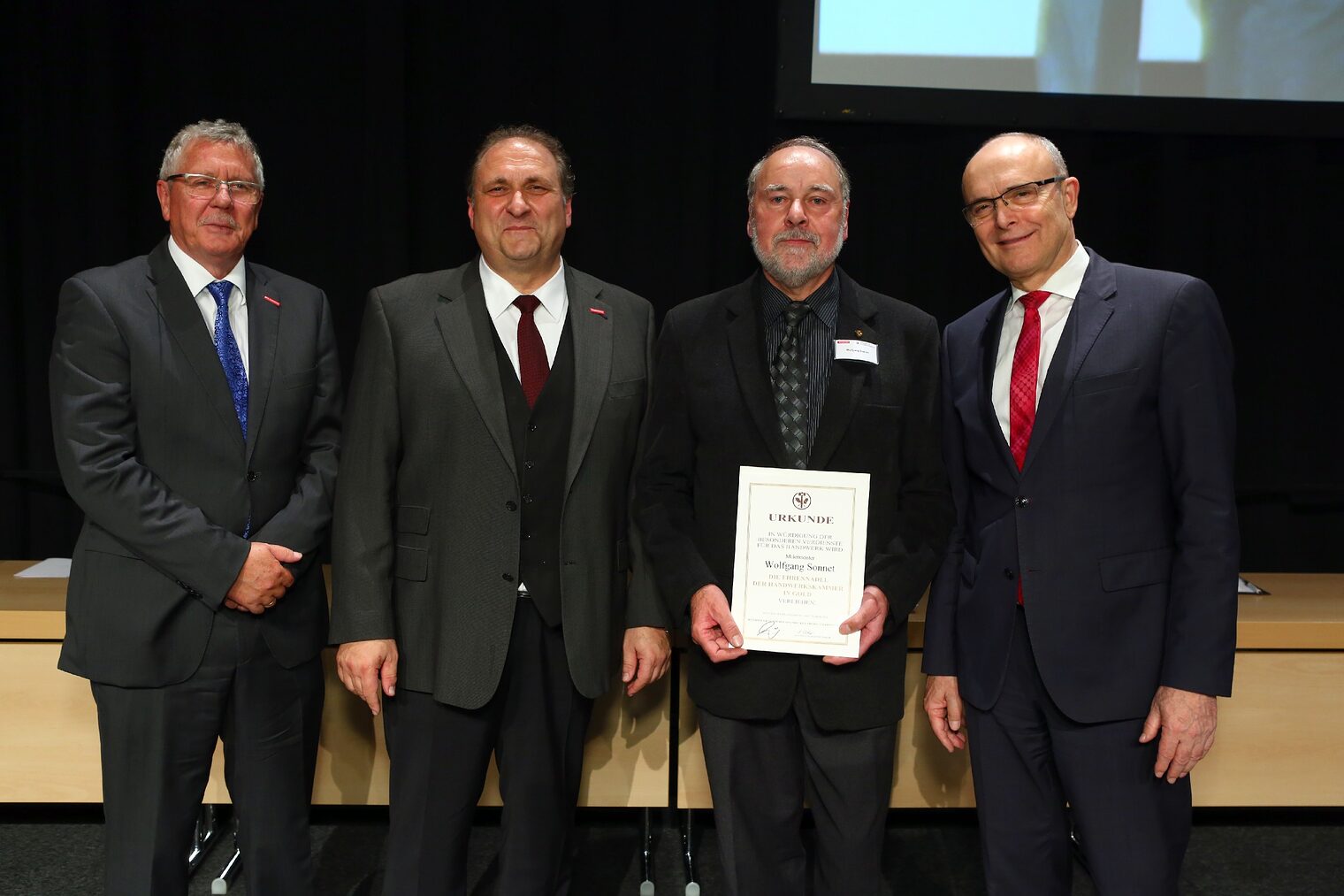 Hans-Peter Siegmeier (Präsident HwK OMV), Hans Peter Wollseifer (Präsident ZDH), Wolfgang Sonnet (Ehrennadel in Gold), Erwin Sellering (Ministerpräsident MV)
