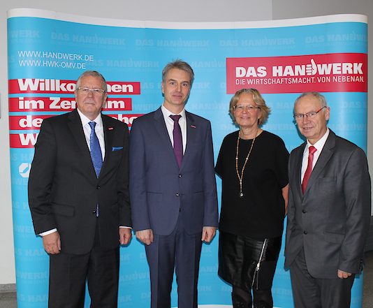 Hauptgeschäftsführerin Claudia Alder von der Handwerkskammer Ostmecklenburg-Vorpommern gratulierte Jens-Uwe Hopf  (3. v. r.). Er wurde am 19. November 2016  von der Vollversammlung der Handwerkskammer zu ihrem Nachfolger gewählt. Auch der Präsident der Handwerkskammer Hans-Peter Siegmeier (l.) und Abteilungsleiter Dr. Arnold Fuchs (r.) vom Wirtschaftsministerium des Landes wünschten alles Gute.