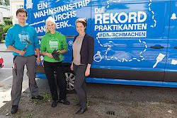 Die Rekordpraktikanten Marvin und Charly mit Miriam Melanie Kähler vom ZDH (v.l.n.r.)