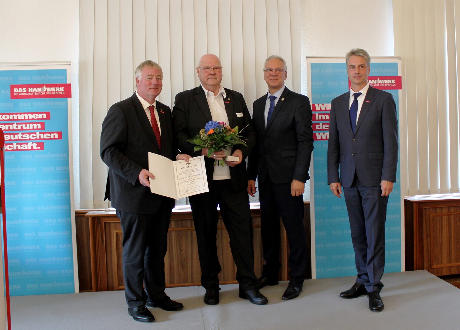 Ehrung mit der Ehrennadel der HWK in Gold für Hans-Jürgen Schwanke