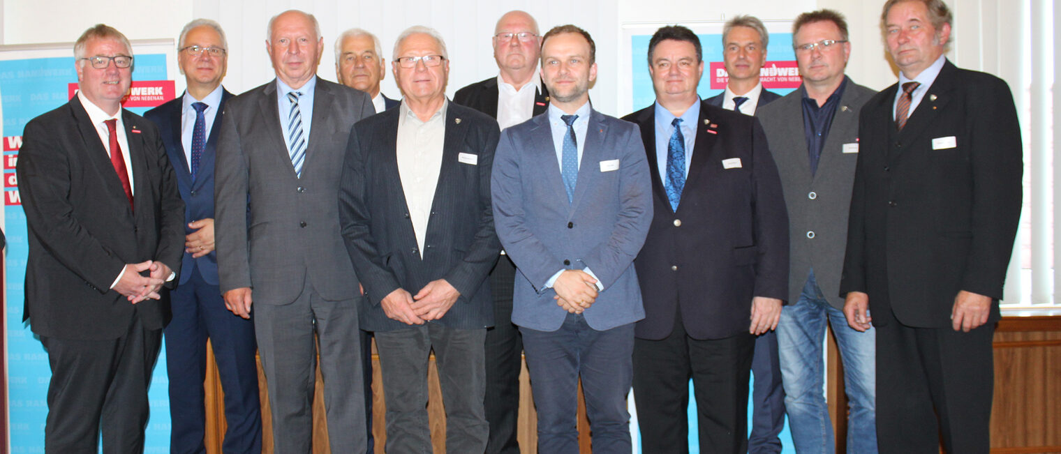 Ehrennadel-Träger mit Präsident der HWK OMV A. Hochschild, Staatssekretär Dr. S. Rudolph, E. Rehberg, Präsident der HWK SN P. Günther, OB der Stadt Neubrandenburg S. Witt und HGF der HWK OMV J.-U. Hopf