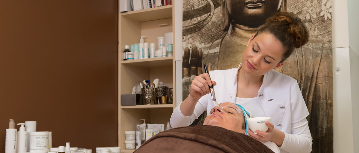 Das Berufsbild der Kosmetikerin im Schönheitssalon Hautnah. Das Berufsbild der Kosmetikerin im Schönheitssalon Hautnah. Schlagwort(e): Kosmetik, Kosmetikerin, Heilung/Therapie, 7003000, Cura, health treatment, Traitements, tratamiento de salud, Erziehung, Ausbildung, 5000000, educación, education, Istruzione, Schönheit, 10016000, beauty, Bellezza, Körperpflegeservice, 4006013, personal service, servicios personales, Servizi per la persona, Soins de beauté