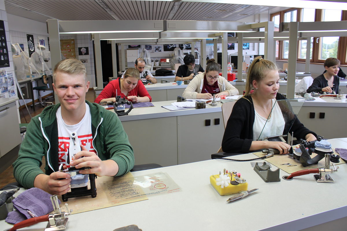 Ausländer in der Zahntechniker-Werkstatt des Handwerkerbildungszentrums Rostock
