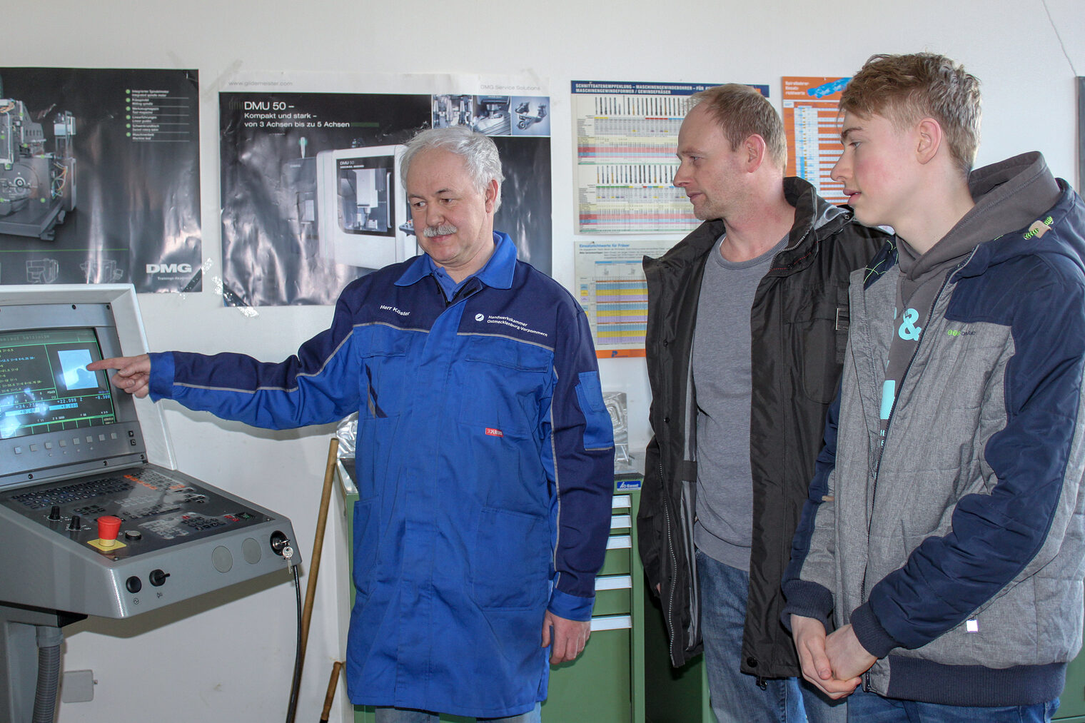 Der Meister erklärt am Tag der offenen Tür interessierten die CNC Technik