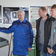 Der Meister erklärt am Tag der offenen Tür interessierten die CNC Technik