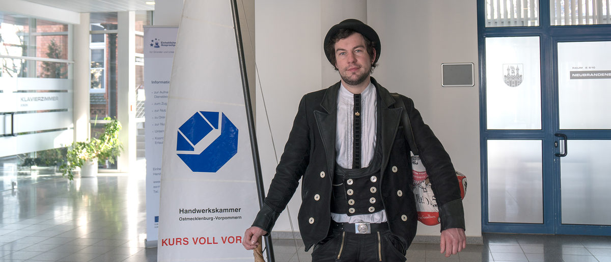 Der Zimmermann Christian Rosenkranz ist seit zweieinhalb Jahren auf der Walz Der Zimmermann Christian Rosenkranz ist seit zweieinhalb Jahren auf der Walz