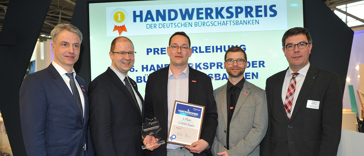 v.l.n.r.: Jens-Uwe Hopf (Hauptgeschäftsführer HWK Ostmecklenburg-Vorpommern), Jens Meinert (Vizepräsident HWK Ostmecklenburg-Vorpommern), Roland Kuhz (Inhaber Metallbau Kuhz), Jens Roost (Vizepräsident HWK Ostmecklenburg-Vorpommern), Johannes Löning (Geschäftsführer Bürgschaftsbank Mecklenburg-Vorpommern) v.l.n.r.: Jens-Uwe Hopf (Hauptgeschäftsführer HWK Ostmecklenburg-Vorpommern), Jens Meinert (Vizepräsident HWK Ostmecklenburg-Vorpommern), Roland Kuhz (Inhaber Metallbau Kuhz), Jens Roost (Vizepräsident HWK Ostmecklenburg-Vorpommern), Johannes Löning (Geschäftsführer Bürgschaftsbank Mecklenburg-Vorpommern)