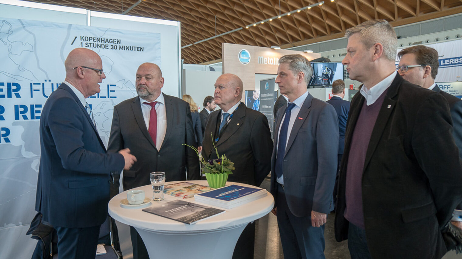 Wirtschaftsminister Harry Glawe zusammen mit dem Hauptgeschäftsführer der Handwerkskammer OMV Jens-Uwe Hopf und dem Veranstalter des Lieferantentags