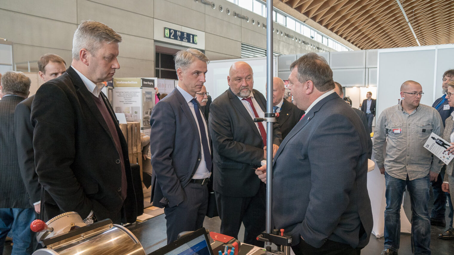 Wirtschaftsminister Harry Glawe zusammen mit dem Hauptgeschäftsführer der Handwerkskammer OMV Jens-Uwe Hopf am Stand von EMP