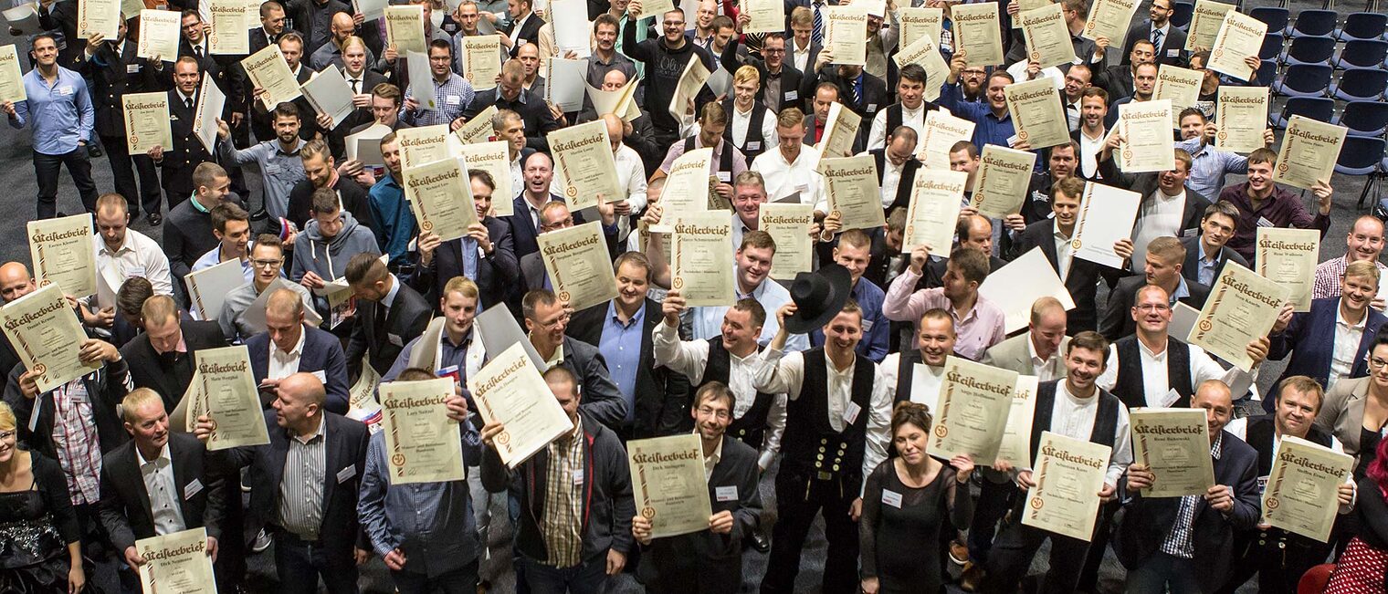 Die Meisterbriefe werden auf der Feier stolz präsentiert. Die Meisterbriefe werden auf der Feier stolz präsentiert.