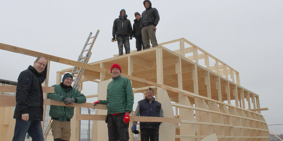 Der Bau hat begonnen. Mit dabei die Tischlerei von Handwerksmeister Jens Meinert, Vizepräsident der Handwerkskammer, mit dem Auszubildenden Philipp Uwe Richter. Der Bau hat begonnen. Mit dabei die Tischlerei von Handwerksmeister Jens Meinert, Vizepräsident der Handwerkskammer, mit dem Auszubildenden Philipp Uwe Richter.