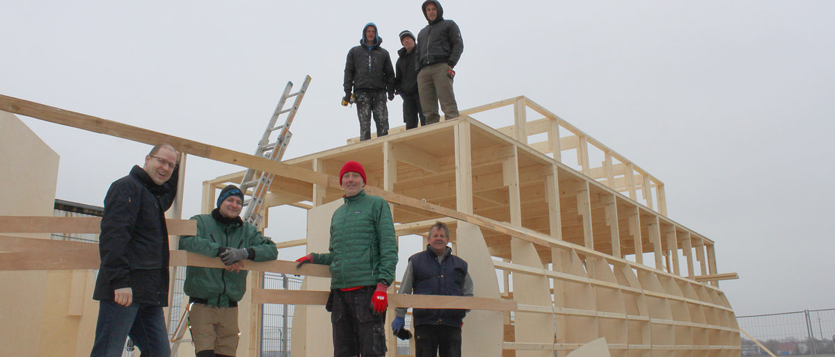 Der Bau hat begonnen. Mit dabei die Tischlerei von Handwerksmeister Jens Meinert, Vizepräsident der Handwerkskammer, mit dem Auszubildenden Philipp Uwe Richter. Der Bau hat begonnen. Mit dabei die Tischlerei von Handwerksmeister Jens Meinert, Vizepräsident der Handwerkskammer, mit dem Auszubildenden Philipp Uwe Richter.