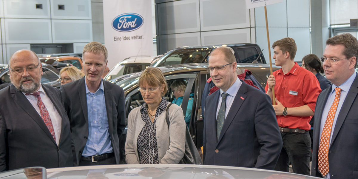 Die AutoTrend 2018 wurde traditionell von Minister Harry Glawe eröffnet. Auch der Vizepräsident der Handwerkskammer Ostmecklenburg-Vorpommern Jens Meinert war dabei. Die AutoTrend 2018 wurde traditionell von Minister Harry Glawe eröffnet. Auch der Vizepräsident der Handwerkskammer Ostmecklenburg-Vorpommern Jens Meinert war dabei.