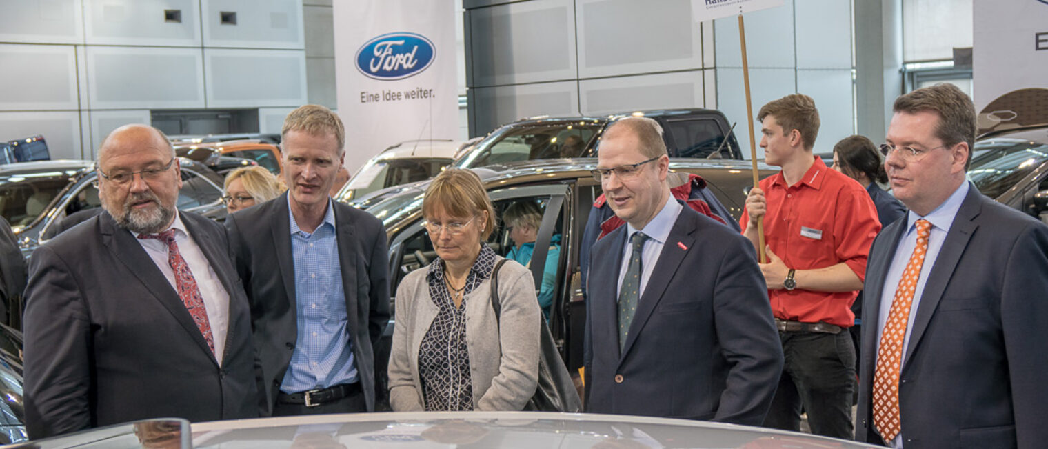 Die AutoTrend 2018 wurde traditionell von Minister Harry Glawe eröffnet. Auch der Vizepräsident der Handwerkskammer Ostmecklenburg-Vorpommern Jens Meinert war dabei.
