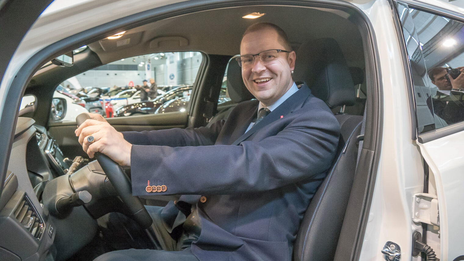Vizepräsident der Handwerkskammer Ostmecklenburg-Vorpommern Jens Meinert sitzt in einem Elektroauto probe.