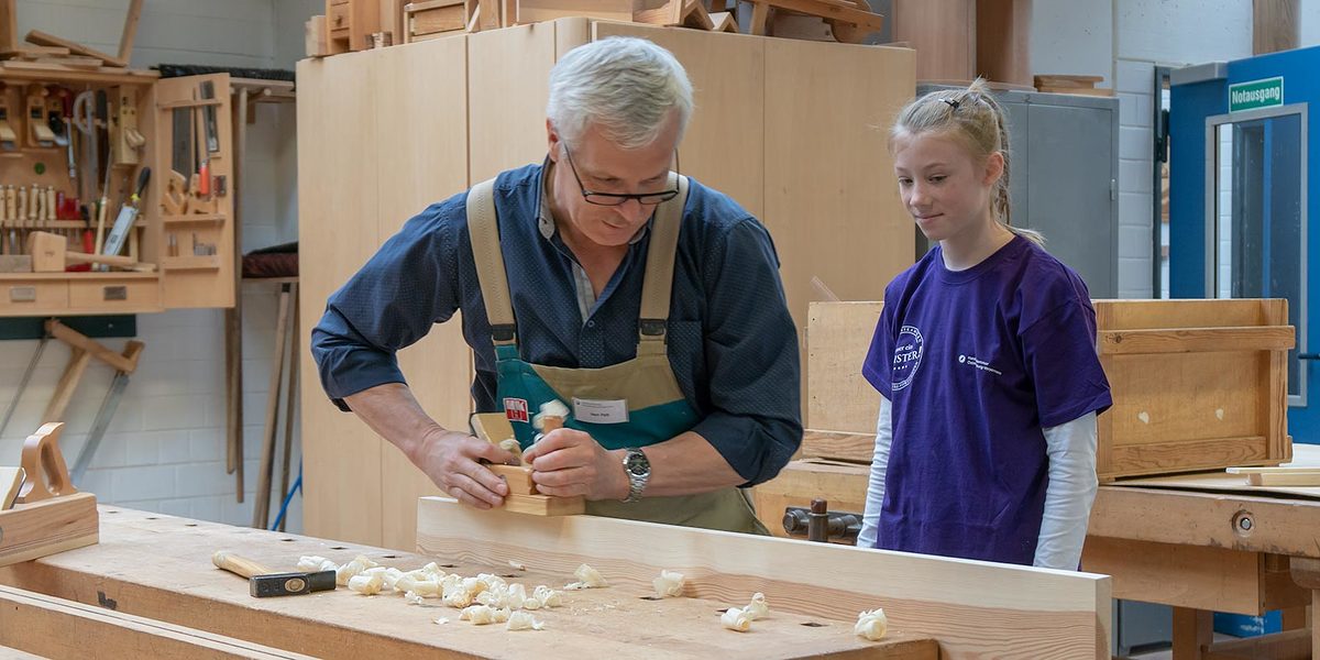 Am 26.04.2018 konnten Mädchen Handwerksberufe in den Handwerkerbildungszentren praktisch kennenlernen Am 26.04.2018 konnten Mädchen Handwerksberufe in den Handwerkerbildungszentren praktisch kennenlernen