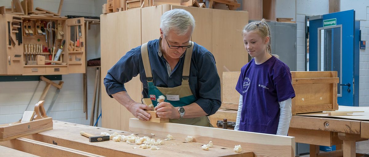 Am 26.04.2018 konnten Mädchen Handwerksberufe in den Handwerkerbildungszentren praktisch kennenlernen Am 26.04.2018 konnten Mädchen Handwerksberufe in den Handwerkerbildungszentren praktisch kennenlernen
