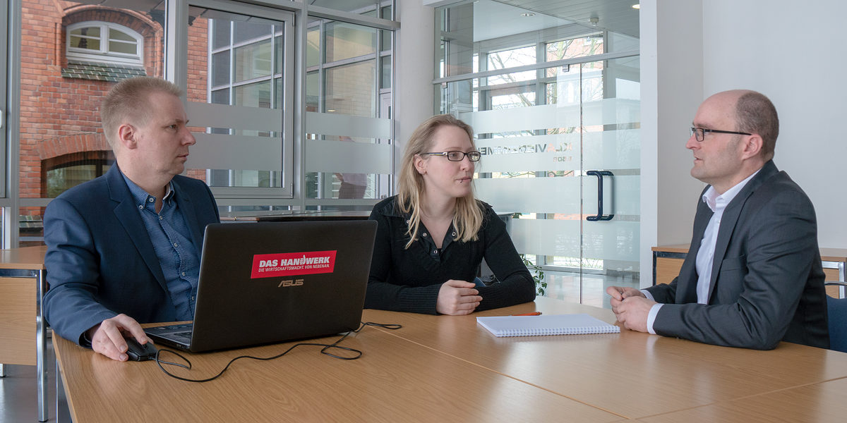Corina Breunig in der Handwerkskammer Ostmecklenburg-Vorpommern mit dem IT-Berater Frank Wiechmann (links) und dem Betriebsberater Andreas Weber (rechts) Corina Breunig in der Handwerkskammer Ostmecklenburg-Vorpommern mit dem IT-Berater Frank Wiechmann (links) und dem Betriebsberater Andreas Weber (rechts)