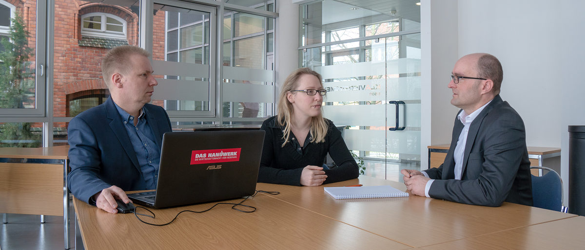 Corina Breunig in der Handwerkskammer Ostmecklenburg-Vorpommern mit dem IT-Berater Frank Wiechmann (links) und dem Betriebsberater Andreas Weber (rechts) Corina Breunig in der Handwerkskammer Ostmecklenburg-Vorpommern mit dem IT-Berater Frank Wiechmann (links) und dem Betriebsberater Andreas Weber (rechts)