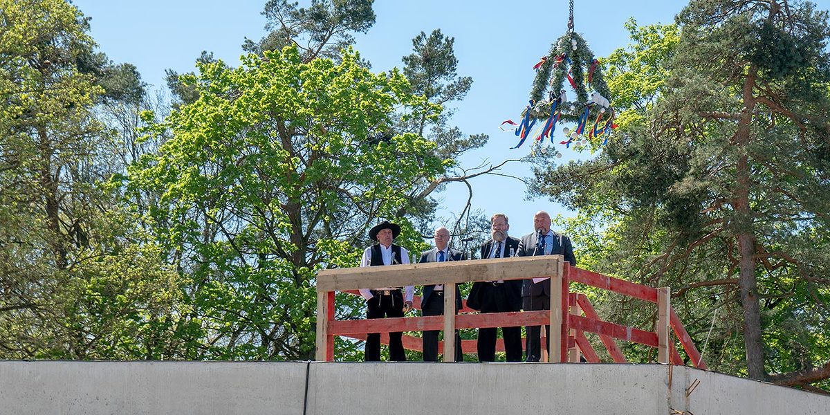 Zum Richtfest des Polarium sprachen neben Zoo-Direktor Udo Nagel auch der Wirtschaftsminister Harry Glawe sowie der Oberbürgermeister Roland Methling Zum Richtfest des Polarium sprachen neben Zoo-Direktor Udo Nagel auch der Wirtschaftsminister Harry Glawe sowie der Oberbürgermeister Roland Methling