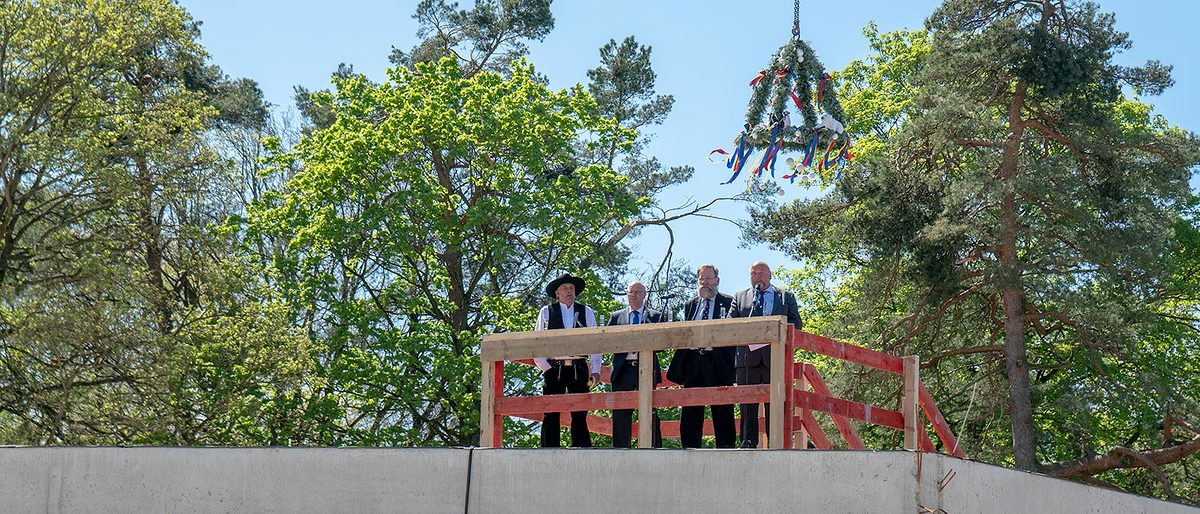 Zum Richtfest des Polarium sprachen neben Zoo-Direktor Udo Nagel auch der Wirtschaftsminister Harry Glawe sowie der Oberbürgermeister Roland Methling Zum Richtfest des Polarium sprachen neben Zoo-Direktor Udo Nagel auch der Wirtschaftsminister Harry Glawe sowie der Oberbürgermeister Roland Methling