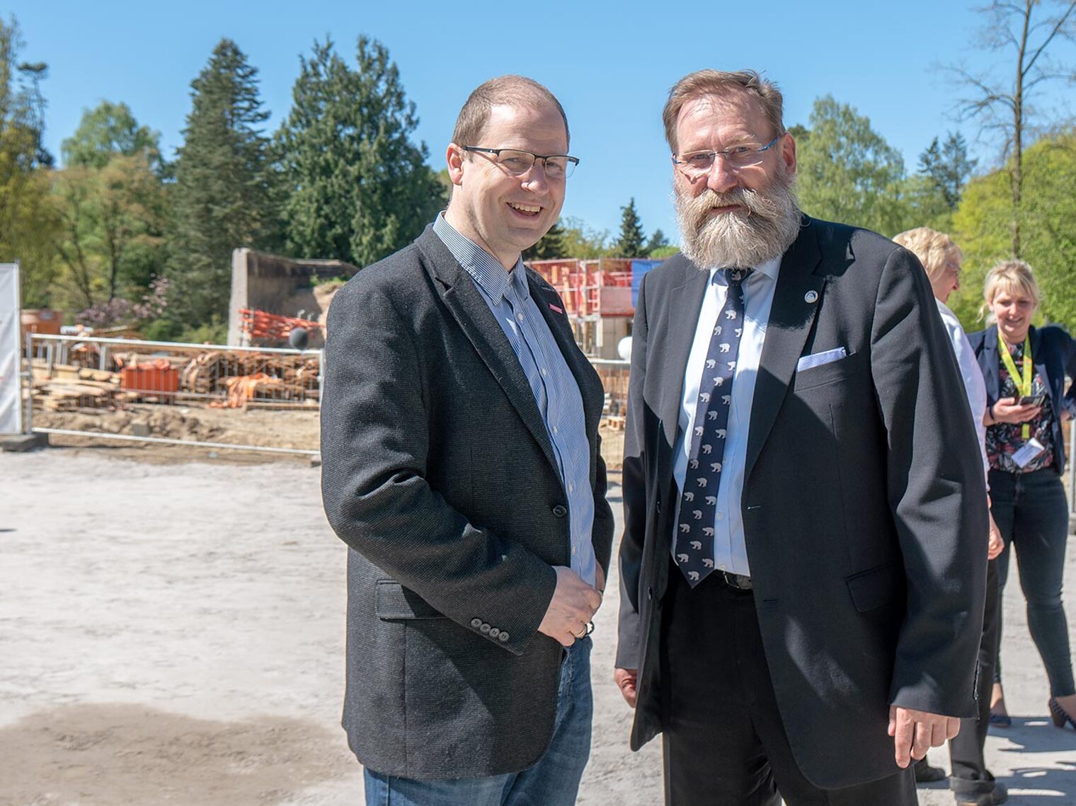 Der Vizepräsident der Handwerkskammer Ostmecklenburg-Vorpommern Jens Meinert zusammen mit dem Zoo-Direktor Udo Nagel.