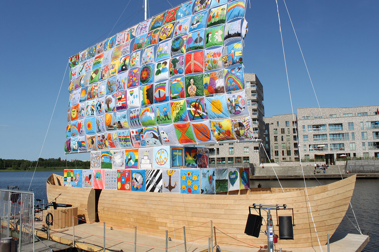 Das Ship of Tolerance, ein weltumspannendes Kunstprojekt des Künstlerehepaares Ilya & Emilia Kabakov, kann durch die Initiative der Kunsthalle Rostock erstmals in Deutschland gezeigt werden. 