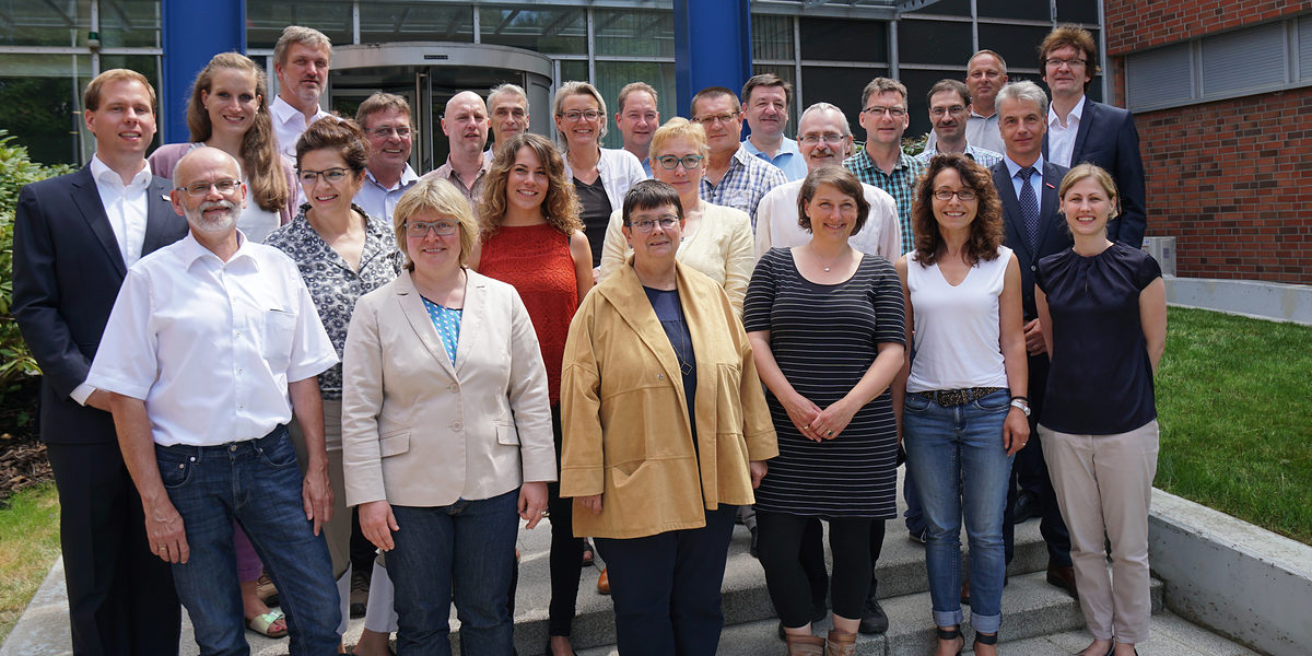 Gruppenbild vor der Handwerkskammer in Rostock Gruppenbild vor der Handwerkskammer in Rostock