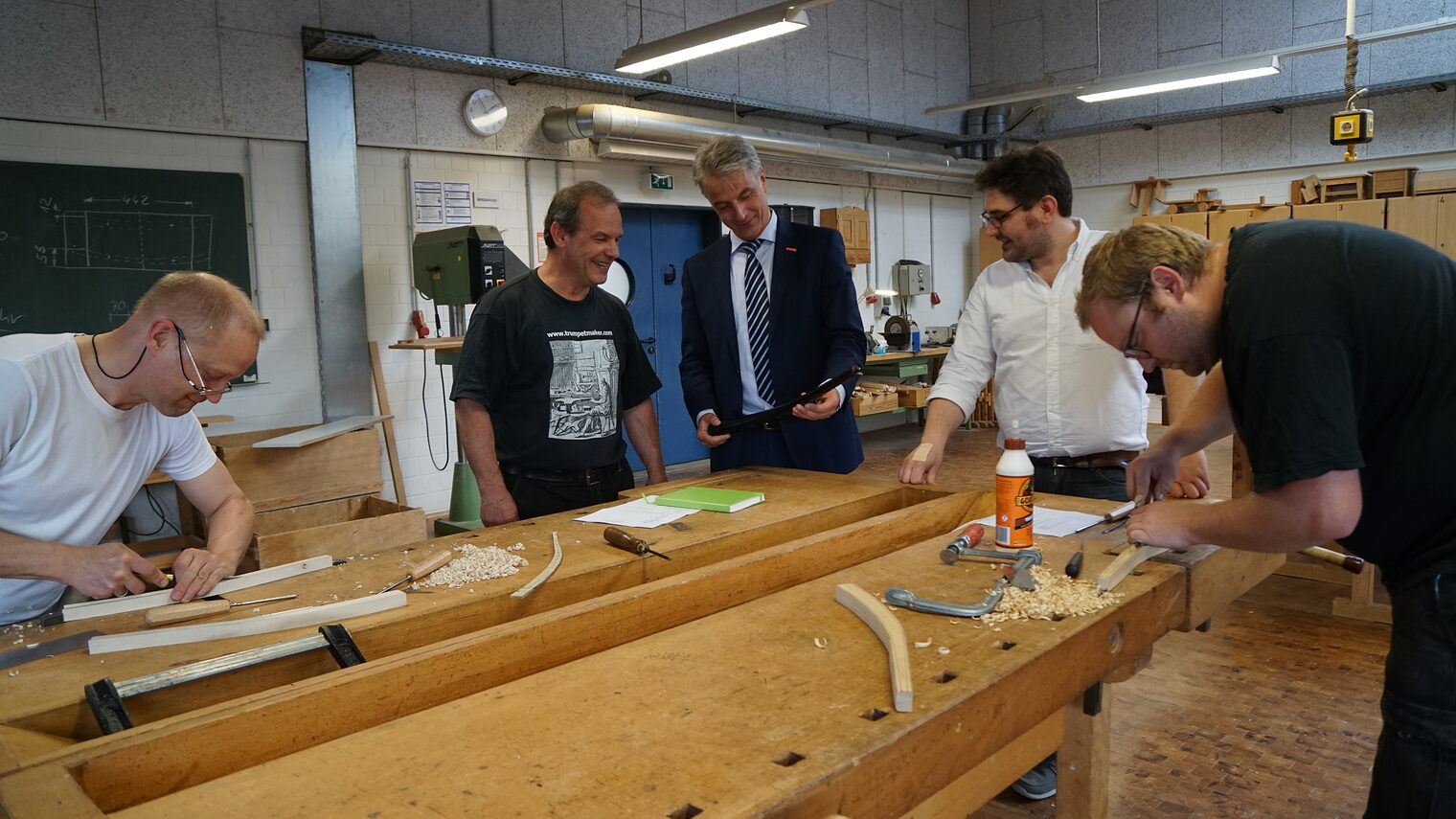 Bau eines Zink (engl. Cornett) mit Hauptgeschäftsführer der HWK OMV Jens-Uwe Hopf und Initiator der beiden Workshops Musikinstrumentenbauer Michael Münkwitz