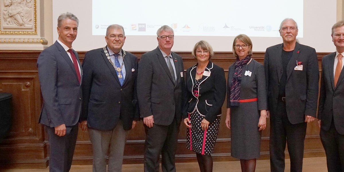 Jens-Uwe Hopf (Hauptgeschäftsführer HWK OMV), Prof. Wolfgang Schareck (Rektor Universität Rostock), Axel Hochschild (Präsident HWK OMV), Prof. Dr. Dagmar Braun (GF Braun Beteiligungs GmbH), Manuela Balan (GF Unternehmerverband), Dr. Wolfgang Nitzsche (Präsident Rostocker Bürgerschaft), Jens Rademacher (GF IHK zu Rostock) Jens-Uwe Hopf (Hauptgeschäftsführer HWK OMV), Prof. Wolfgang Schareck (Rektor Universität Rostock), Axel Hochschild (Präsident HWK OMV), Prof. Dr. Dagmar Braun (GF Braun Beteiligungs GmbH), Manuela Balan (GF Unternehmerverband), Dr. Wolfgang Nitzsche (Präsident Rostocker Bürgerschaft), Jens Rademacher (GF IHK zu Rostock)