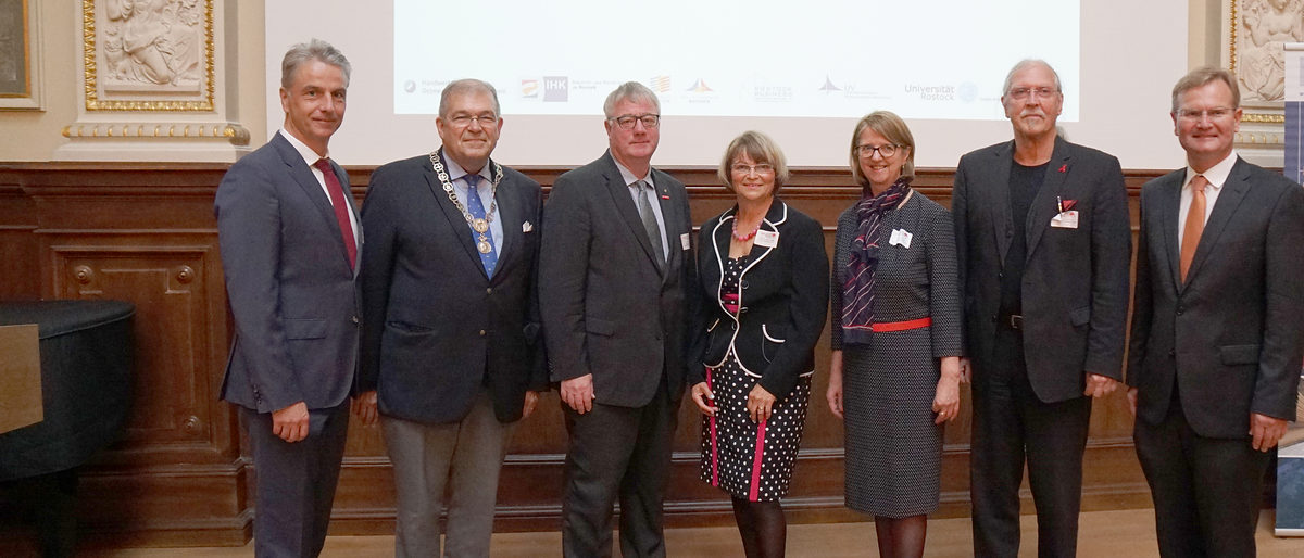 Jens-Uwe Hopf (Hauptgeschäftsführer HWK OMV), Prof. Wolfgang Schareck (Rektor Universität Rostock), Axel Hochschild (Präsident HWK OMV), Prof. Dr. Dagmar Braun (GF Braun Beteiligungs GmbH), Manuela Balan (GF Unternehmerverband), Dr. Wolfgang Nitzsche (Präsident Rostocker Bürgerschaft), Jens Rademacher (GF IHK zu Rostock) Jens-Uwe Hopf (Hauptgeschäftsführer HWK OMV), Prof. Wolfgang Schareck (Rektor Universität Rostock), Axel Hochschild (Präsident HWK OMV), Prof. Dr. Dagmar Braun (GF Braun Beteiligungs GmbH), Manuela Balan (GF Unternehmerverband), Dr. Wolfgang Nitzsche (Präsident Rostocker Bürgerschaft), Jens Rademacher (GF IHK zu Rostock)