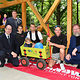 Triathlet ausnahmsweise auf vier Rädern - der Rostocker Ironman Andreas Raelert (2.v.re.) kam zufällig während der Einweihung des Carports mit seinem Sohn Theo (2) im Bollerwagen vorbei - hier mit Vizepräsident Jens Meinert (v. li.), Bau-Präsident Rainer Bauer, die Zimmererlehrlinge Wiliam Tomaszewski und Paul Blohm und Zoodirektor Udo Nagel (re.). 