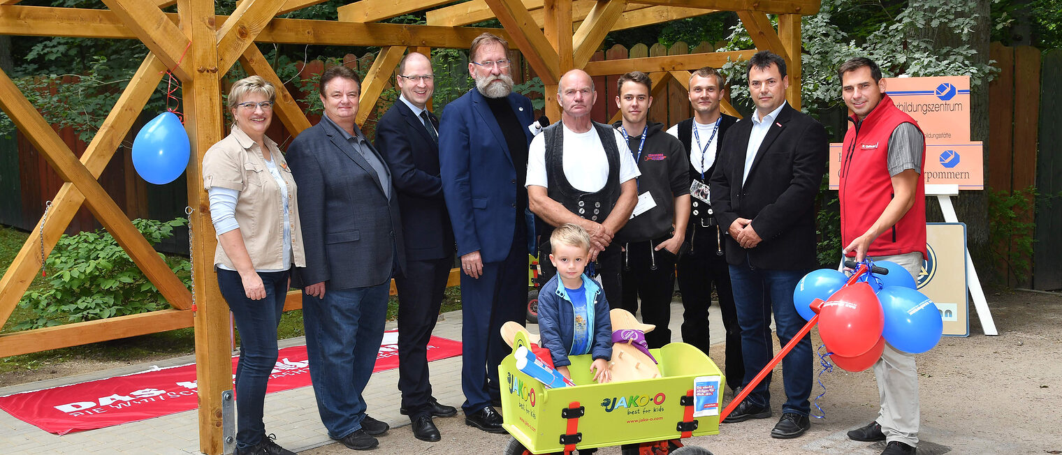 Andrea Schmidt (Zoo, v. li.), Bau-Präsident Rainer Bauer, Kammer-Vizepräsident Jens Meinert, Zoodirektor Udo Nagel, Zimmerermeister Hans-Dietmond Hinrich, die Zimmererlehrlinge Wiliam Tomaszewski und Paul Blohm, Bildungsstättenleiter Falk Stiller, Zoo-Marketingchef René Gottschalk sowie Zoobesucher und Bollerwagenfan Louis (4).