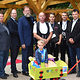 Andrea Schmidt (Zoo, v. li.), Bau-Präsident Rainer Bauer, Kammer-Vizepräsident Jens Meinert, Zoodirektor Udo Nagel, Zimmerermeister Hans-Dietmond Hinrich, die Zimmererlehrlinge Wiliam Tomaszewski  und Paul Blohm, Bildungsstättenleiter Falk Stiller, Zoo-Marketingchef René Gottschalk sowie Zoobesucher und Bollerwagenfan Louis (4).