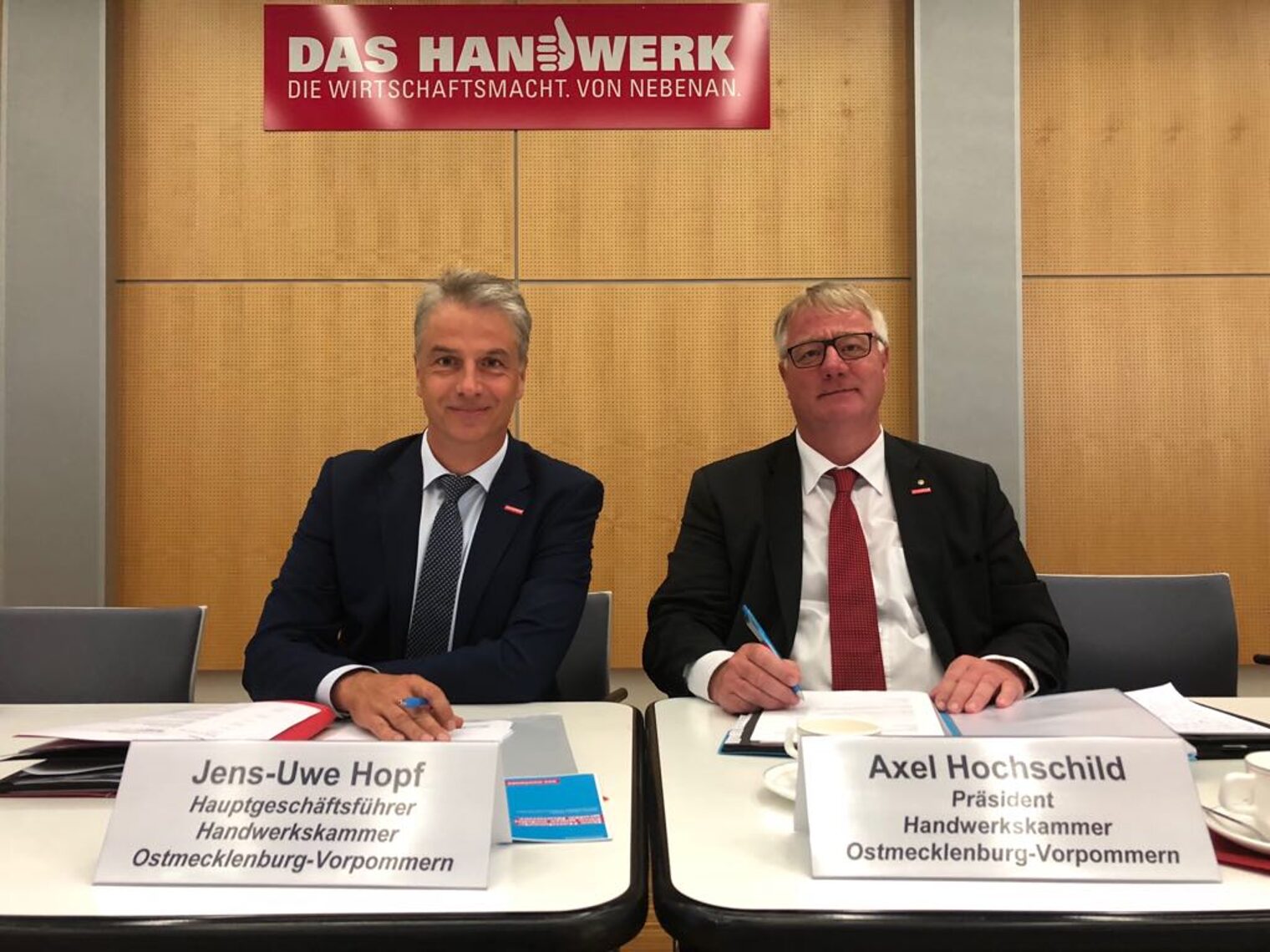 Hauptgeschäftsführer Jens-Uwe Hopf und Präsident Axel Hochschild der Handwerkskammer Ostmecklenburg-Vorpommern