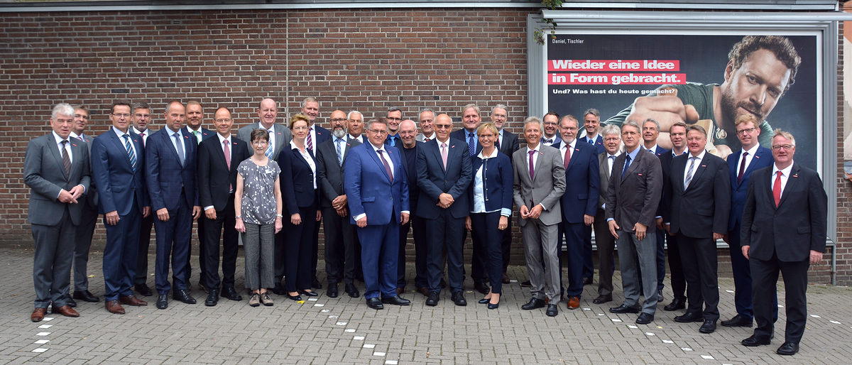 Die Präsidenten und Hauptgeschäftsführer anlässlich der Nordkonferenz der Handwerkskammern der Bundesländer Berlin, Brandenburg, Bremen, Mecklenburg-Vorpommern, Niedersachsen, Sachsen-Anhalt und Schleswig-Holstein. Die Präsidenten und Hauptgeschäftsführer anlässlich der Nordkonferenz der Handwerkskammern der Bundesländer Berlin, Brandenburg, Bremen, Mecklenburg-Vorpommern, Niedersachsen, Sachsen-Anhalt und Schleswig-Holstein.