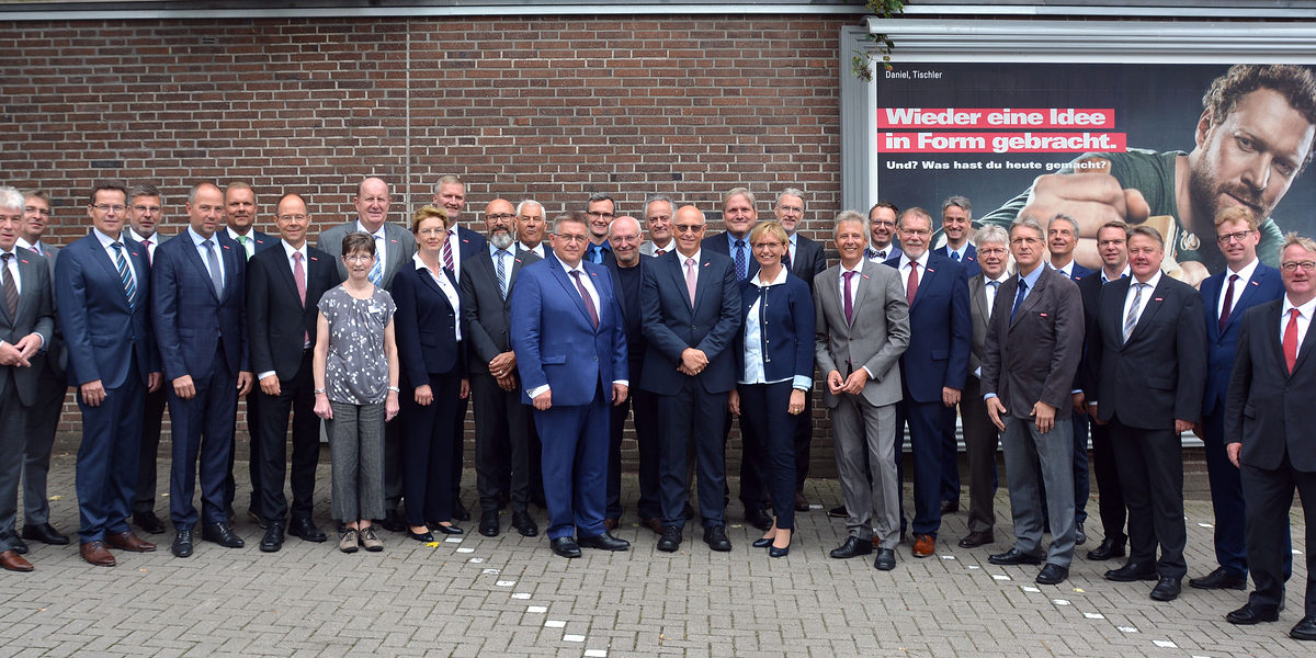 Die Präsidenten und Hauptgeschäftsführer anlässlich der Nordkonferenz der Handwerkskammern der Bundesländer Berlin, Brandenburg, Bremen, Mecklenburg-Vorpommern, Niedersachsen, Sachsen-Anhalt und Schleswig-Holstein. Die Präsidenten und Hauptgeschäftsführer anlässlich der Nordkonferenz der Handwerkskammern der Bundesländer Berlin, Brandenburg, Bremen, Mecklenburg-Vorpommern, Niedersachsen, Sachsen-Anhalt und Schleswig-Holstein.