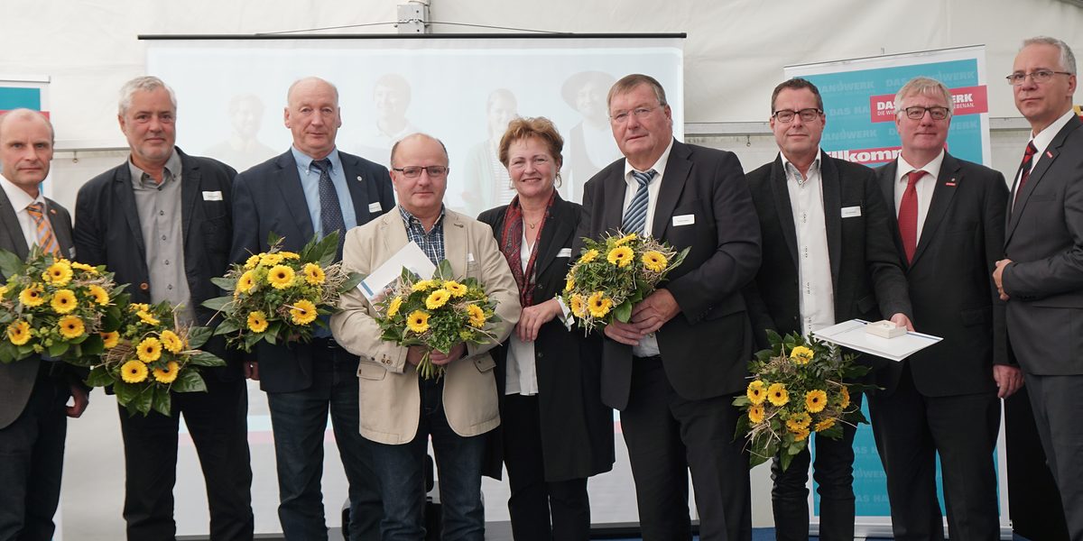 Die mit der Ehrennadel der Handwerkskammer ausgezeichneten Ehrenamtsträger mit Frau Dr. Evelin Friedrich (BMWi), Herrn Axel Hochschild (Präsident der Handwerkskammer Ostmecklenburg-Vorpommern) und Herrn Dr. Stefan Rudolph (Staatssekretär WiMi MV). Die mit der Ehrennadel der Handwerkskammer ausgezeichneten Ehrenamtsträger mit Frau Dr. Evelin Friedrich (BMWi), Herrn Axel Hochschild (Präsident der Handwerkskammer Ostmecklenburg-Vorpommern) und Herrn Dr. Stefan Rudolph (Staatssekretär WiMi MV).