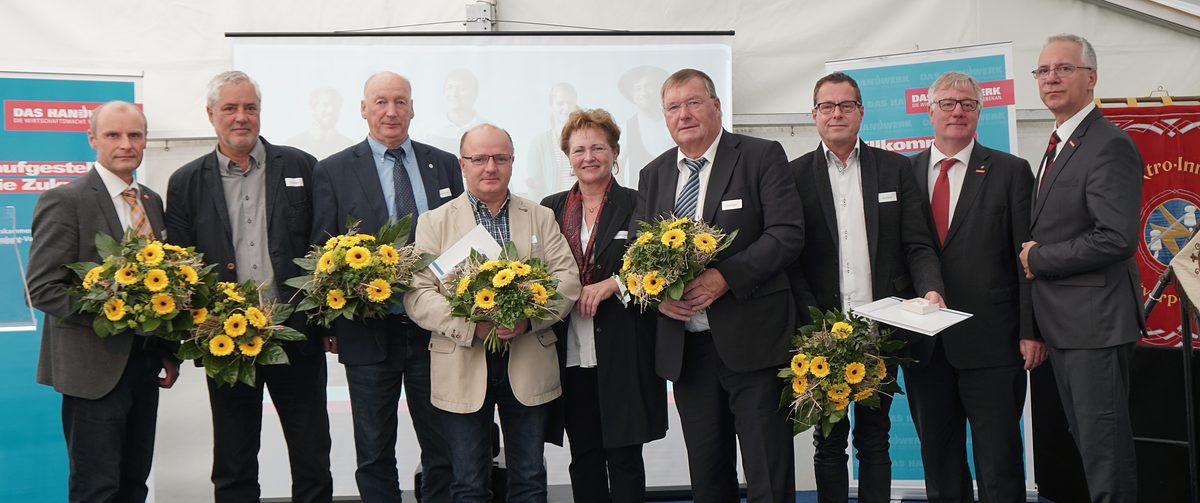 Die mit der Ehrennadel der Handwerkskammer ausgezeichneten Ehrenamtsträger mit Frau Dr. Evelin Friedrich (BMWi), Herrn Axel Hochschild (Präsident der Handwerkskammer Ostmecklenburg-Vorpommern) und Herrn Dr. Stefan Rudolph (Staatssekretär WiMi MV). Die mit der Ehrennadel der Handwerkskammer ausgezeichneten Ehrenamtsträger mit Frau Dr. Evelin Friedrich (BMWi), Herrn Axel Hochschild (Präsident der Handwerkskammer Ostmecklenburg-Vorpommern) und Herrn Dr. Stefan Rudolph (Staatssekretär WiMi MV).
