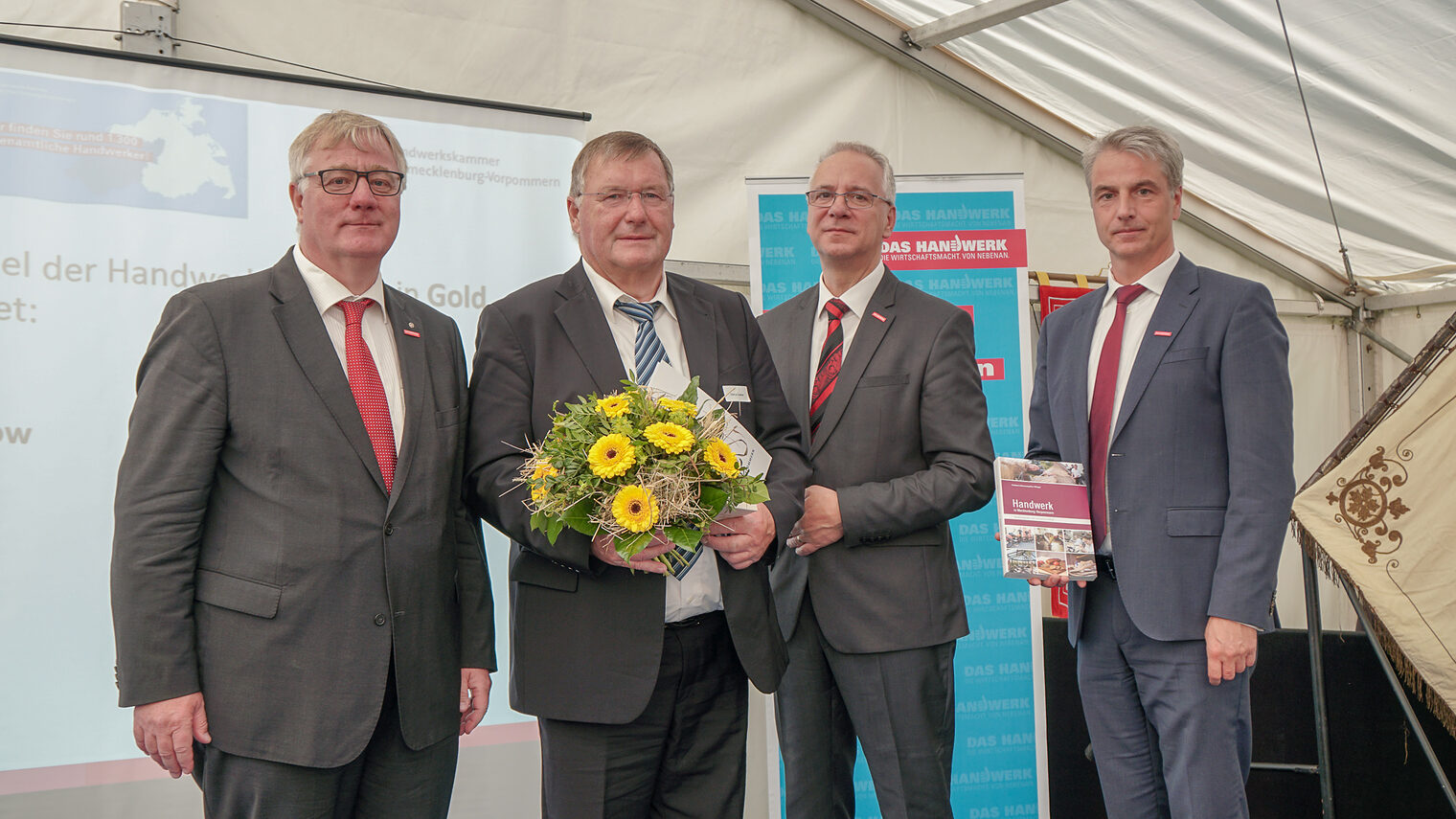 Mit der Ehrennadel in Gold wurde der Handwerksmeister Herr Ulrich Lindow aufgrund seiner überdurchschnittlichen Verdienste für das Handwerk ausgezeichnet. Von 2001 bis 2016 engagierte er sich in der Vollversammlung der Handwerkskammer Ostmecklenburg-Vorpommern und als Mitglied des Rechnungsprüfungsausschusses der Kammer. Bis 2018 war er auch als stellv. Obermeister der fusionierten Metall-Innung Vorpommern-Greifswald tätig.