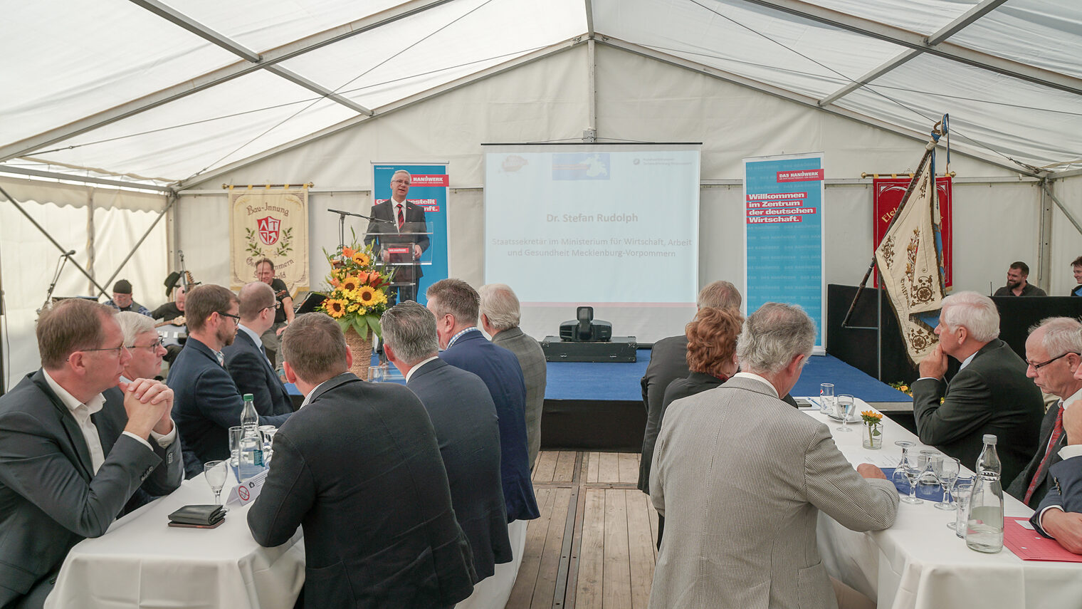 Dr. Stefan Rudolph, Staatssekretär im Ministerium für Wirtschaft, Arbeit und Gesundheit Mecklenburg-Vorpommern hielt ebenfalls eine Rede auf dem Tag des Ehrenamtes in Greifswald