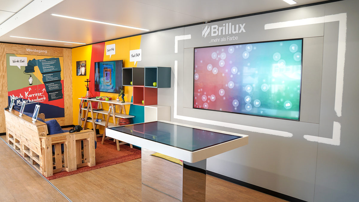 Im Malertruck von Brillux konnten sich die Interessierten an verschiedene Berufsgruppen, ihre Utensilien und Werkzeuge herantasten. Im Malertruck von Brillux konnten sich die Interessierten an verschiedene Berufsgruppen, ihre Utensilien und Werkzeuge herantasten.