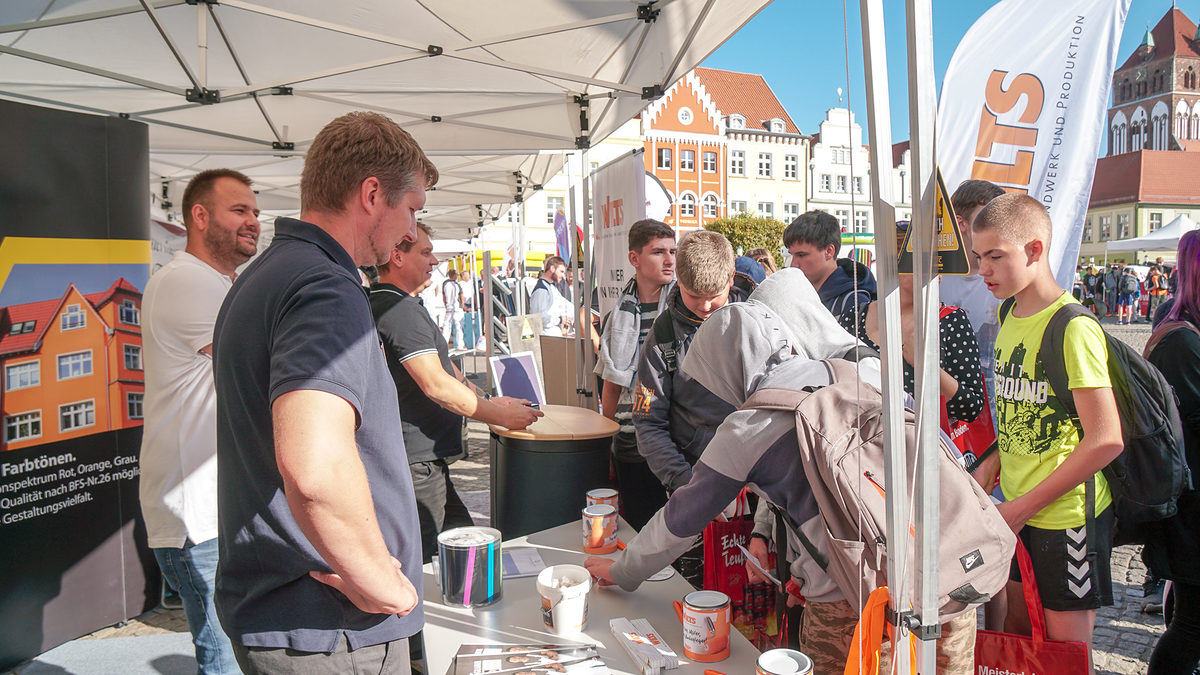 An den unterschiedlichsten Ständen der Handwerker und Industireunternehmen konnten die Interessierten alles zu den verschiedenen Techniken, Materialien, Arbeiten und Berufen des Malerhandwerks lernen und alles hautnah erleben. An den unterschiedlichsten Ständen der Handwerker und Industireunternehmen konnten die Interessierten alles zu den verschiedenen Techniken, Materialien, Arbeiten und Berufen des Malerhandwerks lernen und alles hautnah erleben.