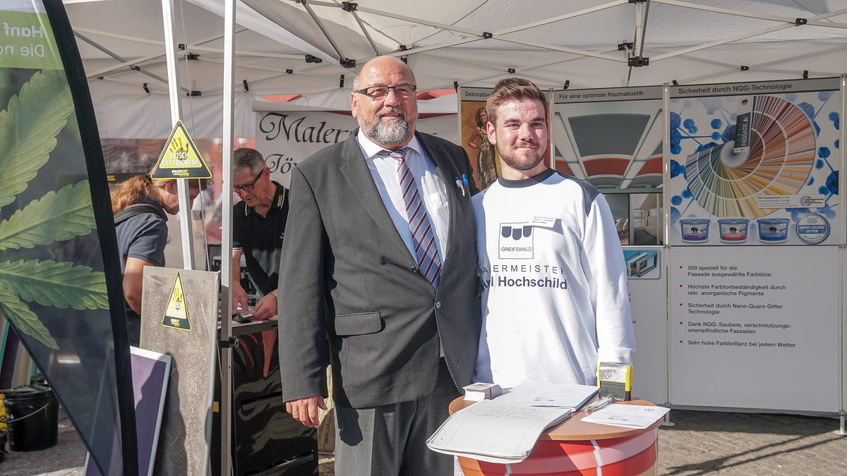 Minister Harry Glawe zusammen mit dem Auszubildenden des Präsidenten der Handwerkskammer Axel Hochschild. Minister Harry Glawe zusammen mit dem Auszubildenden des Präsidenten der Handwerkskammer Axel Hochschild.