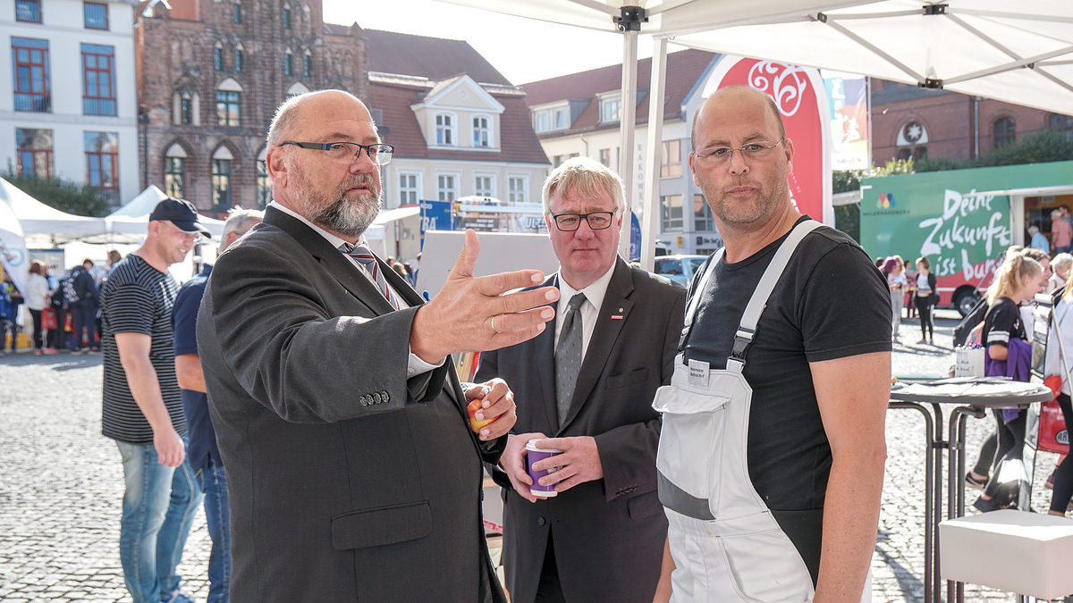 Minister Harry Glawe ergriff die Chance und unterhielt sich während eines Rundgangs mit allen anwesenden Betrieben. Minister Harry Glawe ergriff die Chance und unterhielt sich während eines Rundgangs mit allen anwesenden Betrieben.