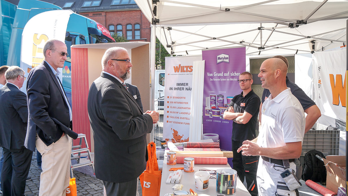 Minister Harry Glawe ergriff die Chance und sprach mit allen anwesenden Betrieben auf dem Aktionstag. Minister Harry Glawe ergriff die Chance und sprach mit allen anwesenden Betrieben auf dem Aktionstag.