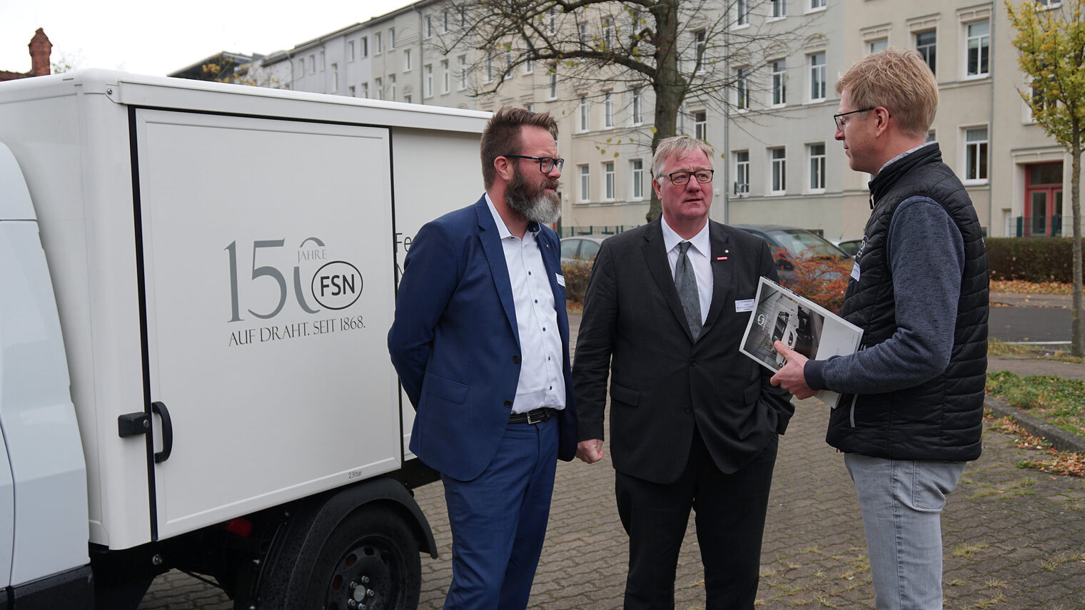 Vertreter der Fa. FSN mit Axel Hochschild (Präsident HWK OMV) und Claus Ruhe Madsen (IHK zu Rostock), v.r.